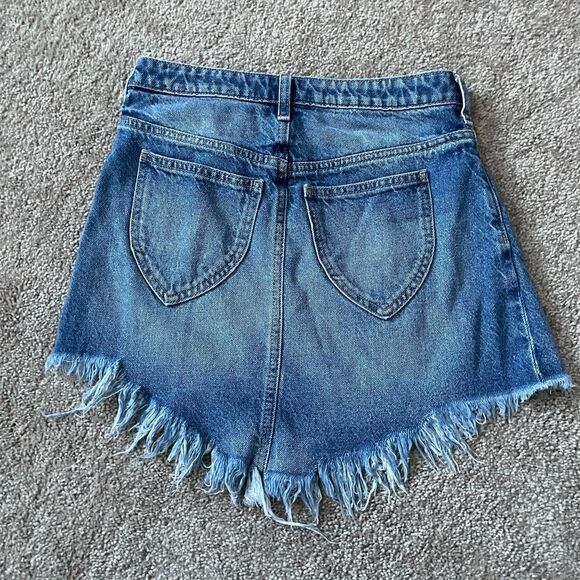 𝅺WE The Free by Free People Bailey Fray Hem Mini Skirt Size 26 Denim Med Wash - Picture 5 of 9